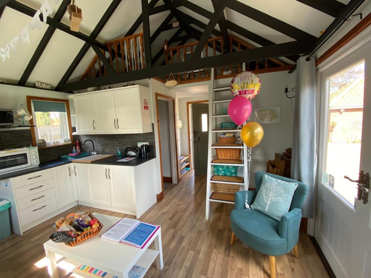 Saving Grace With Private Hot Tub Villa Bawdeswell Exterior photo