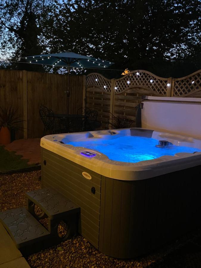 Saving Grace With Private Hot Tub Villa Bawdeswell Exterior photo