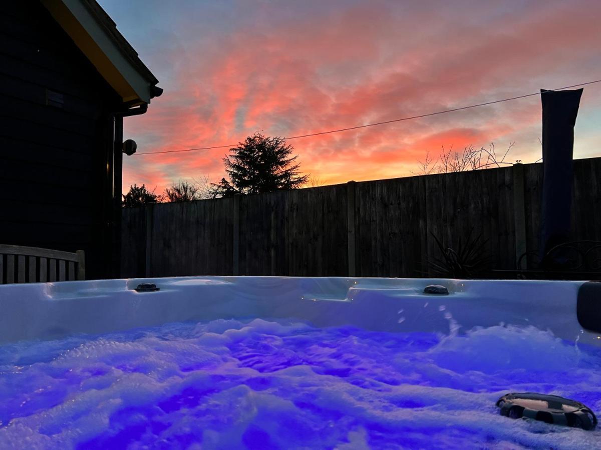 Saving Grace With Private Hot Tub Villa Bawdeswell Exterior photo