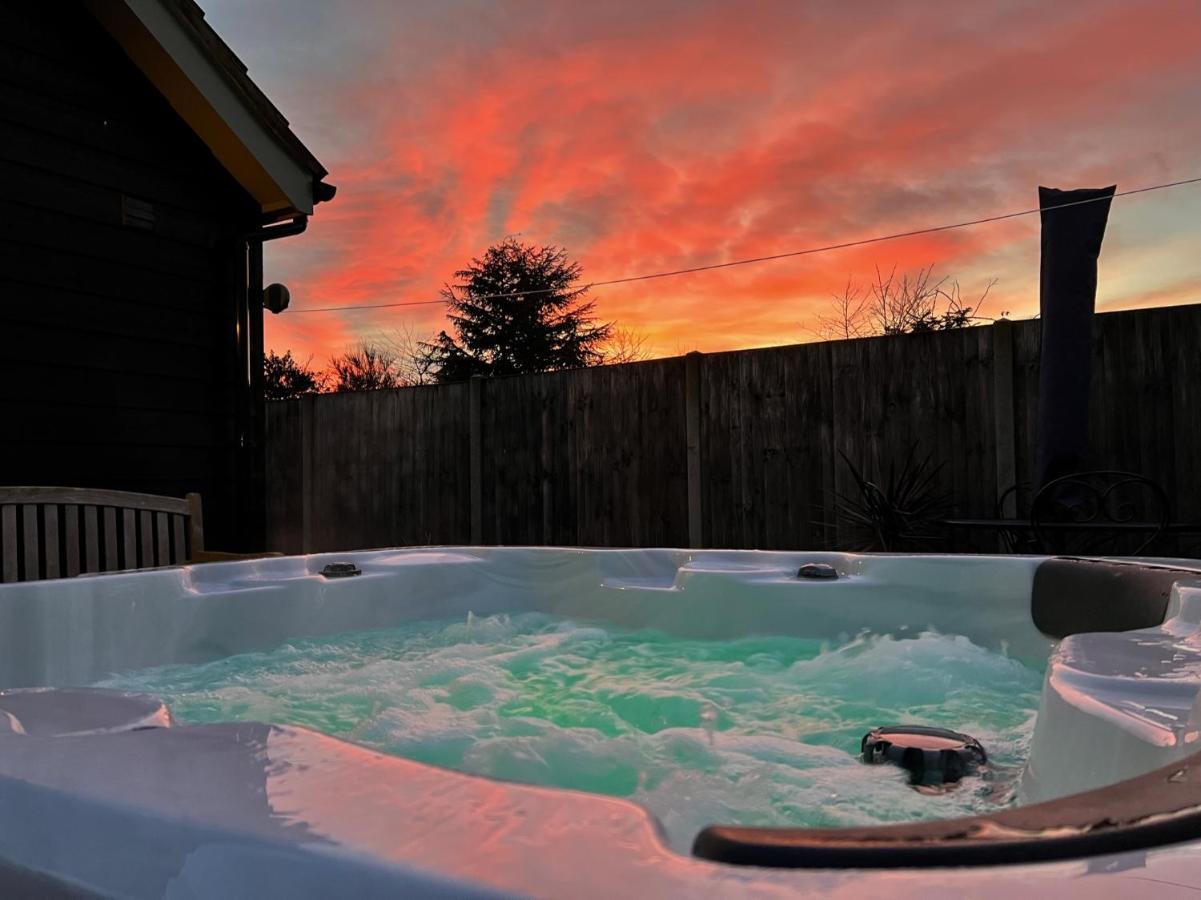 Saving Grace With Private Hot Tub Villa Bawdeswell Exterior photo