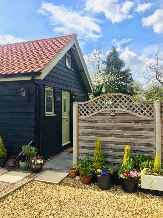 Saving Grace With Private Hot Tub Villa Bawdeswell Exterior photo