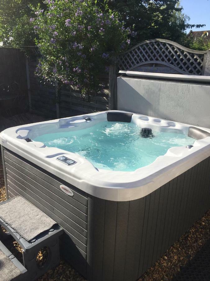 Saving Grace With Private Hot Tub Villa Bawdeswell Exterior photo