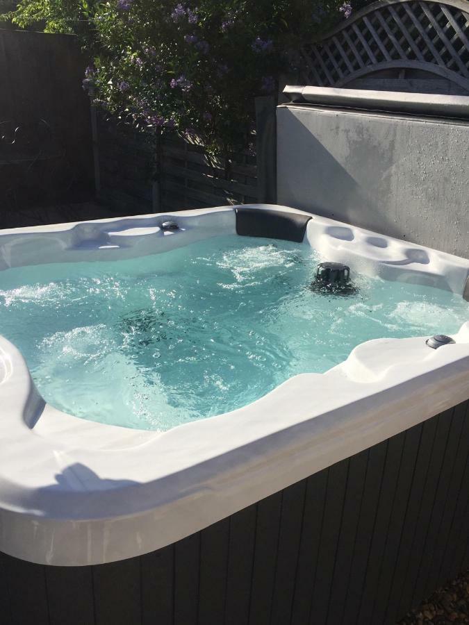 Saving Grace With Private Hot Tub Villa Bawdeswell Exterior photo